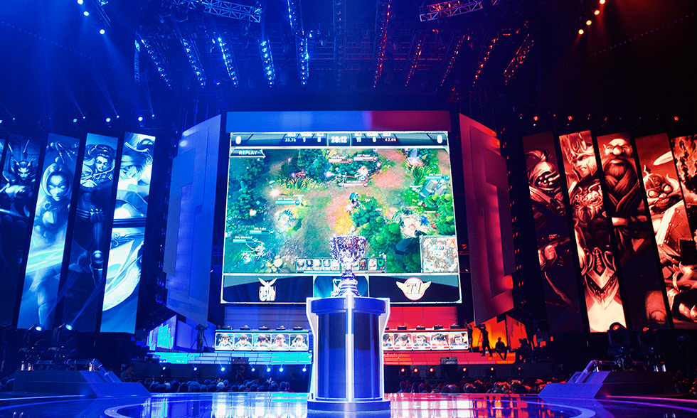 G2团战配合掌控比赛节奏，BLG小组出线形势严峻